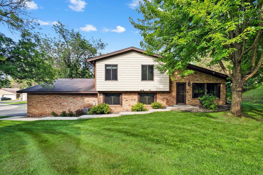 1095 Weston Lane N, Plymouth