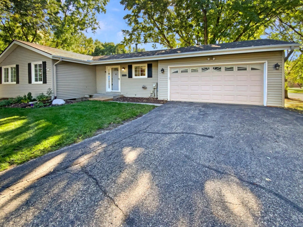 3309 Red Oak Circle N, Burnsville
