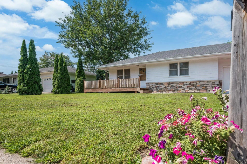 320 S Waterville Avenue, Le Center