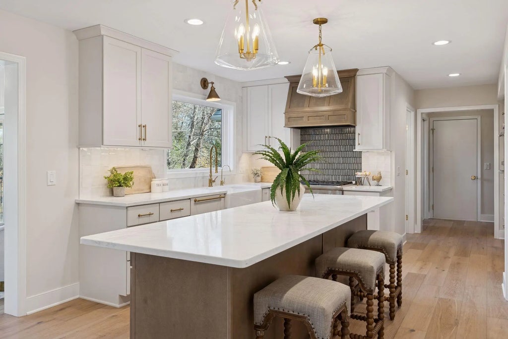 350 Ferndale Road N, Wayzata