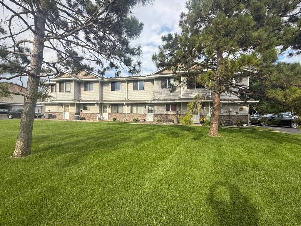 8458 S Pond Trail, Champlin