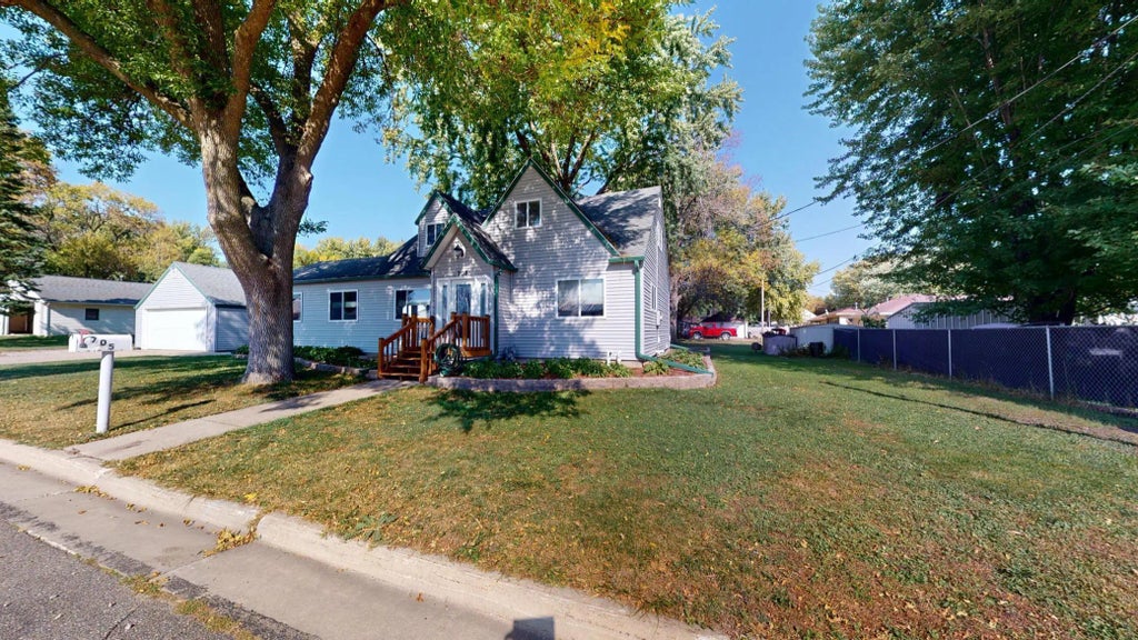 705 Glenview Drive, Albert Lea