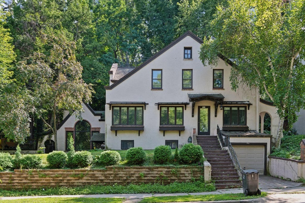 741 Kenwood Parkway, Minneapolis