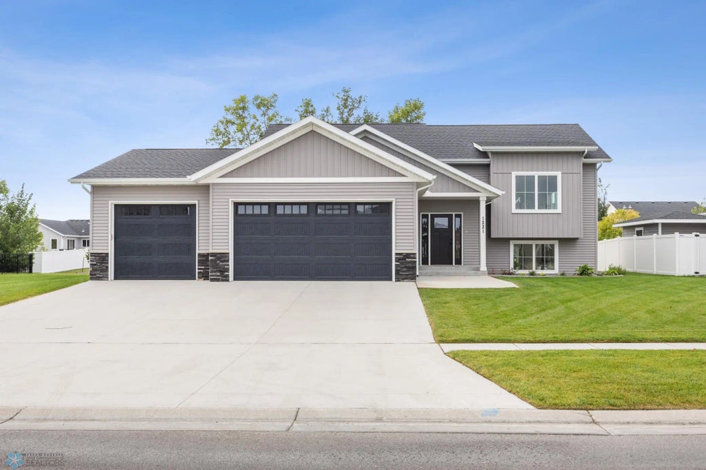 1221 26th Avenue W, West Fargo