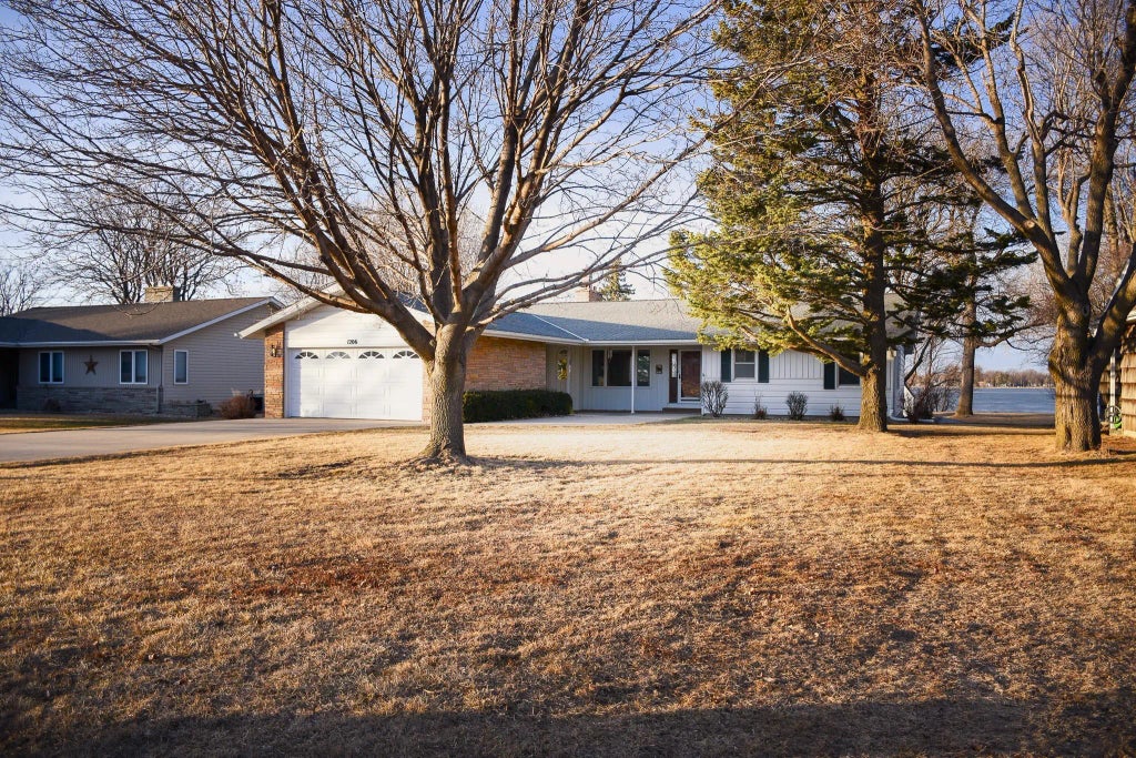 1206 S Shore Drive, Worthington