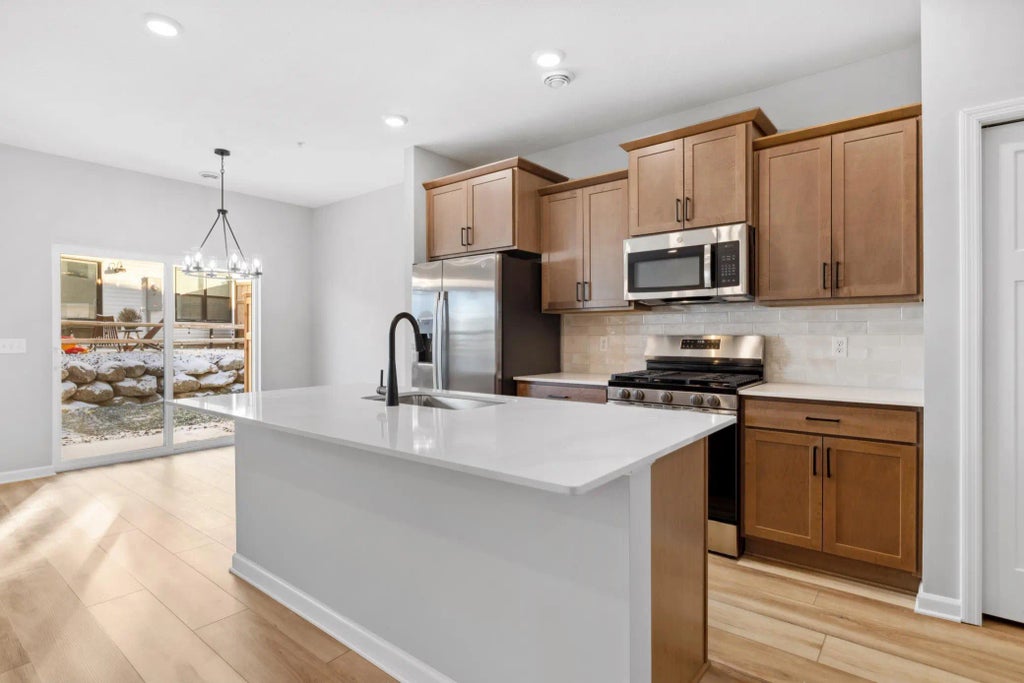 23189 Creekview Court, Rogers