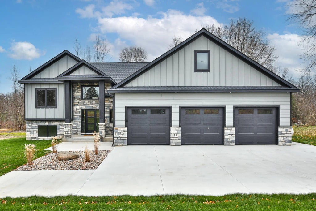 1218 Highway Street N, Dodge Center