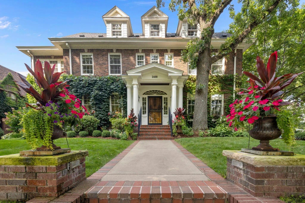 2400 W Lake Of The Isles Parkway, Minneapolis