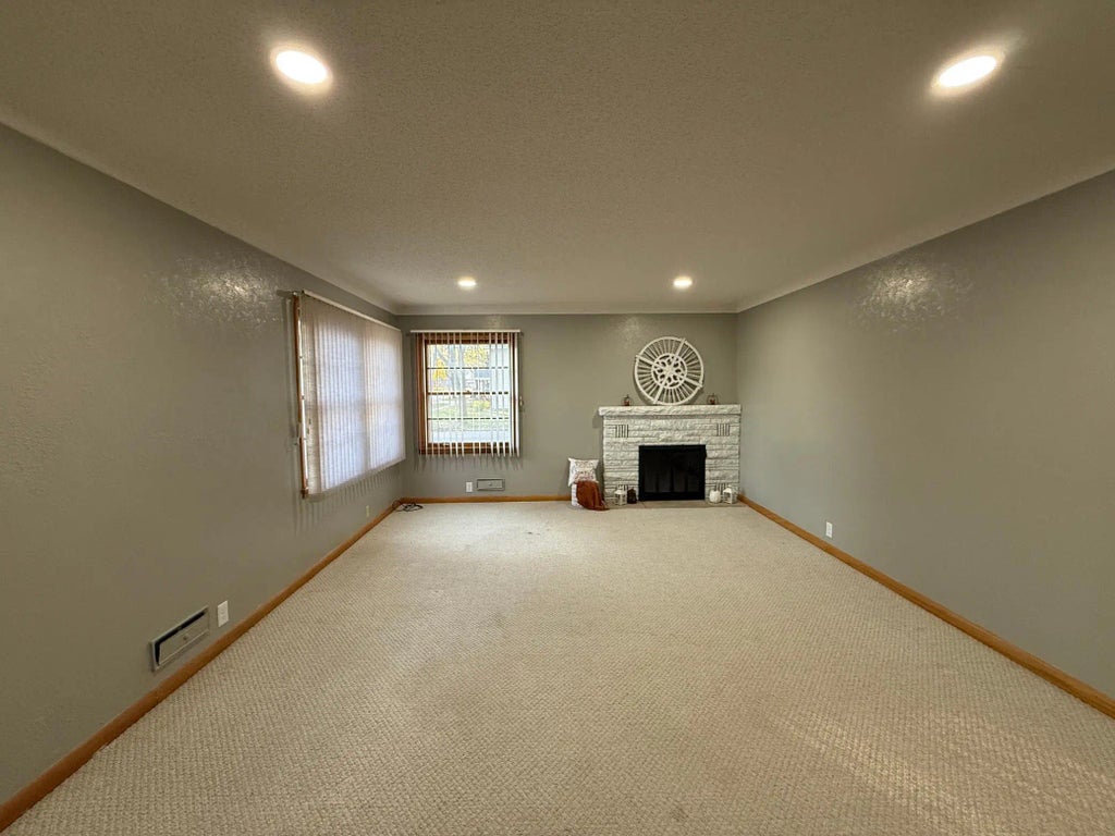 1202 N 5th Street, Montevideo