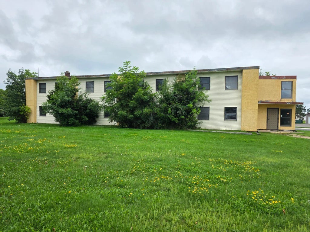 102 Westover Road, Hoyt Lakes