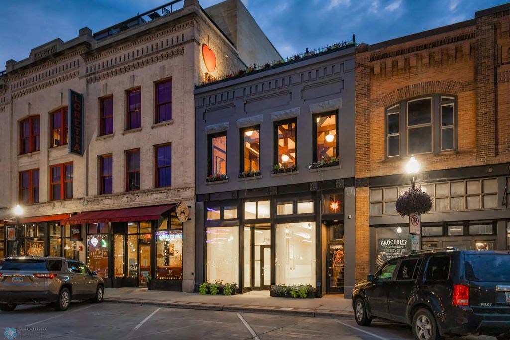 214 Broadway N, Fargo
