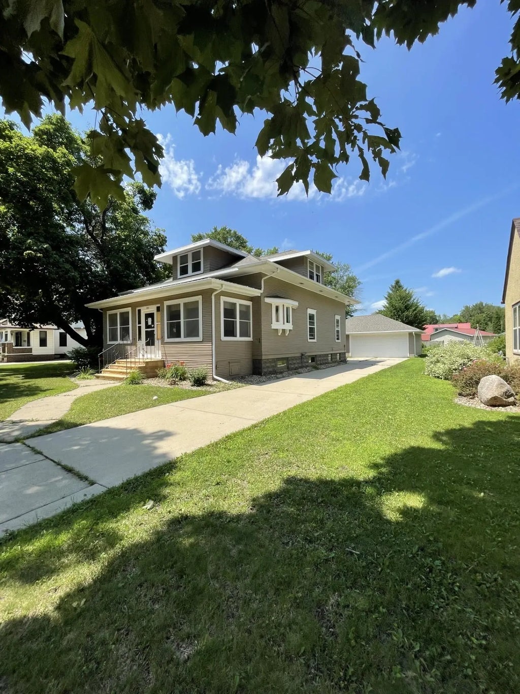 1011 6th Avenue, Mountain Lake