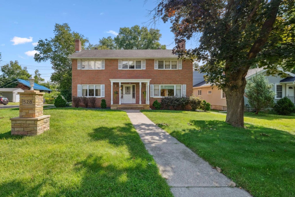 528 Lexington Parkway S, Saint Paul