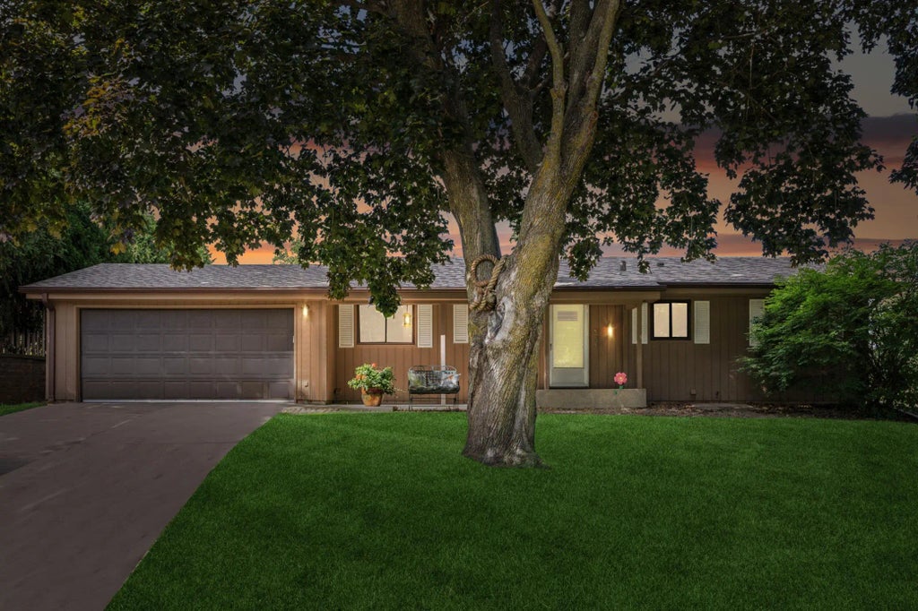 387 Iona Lane, Roseville