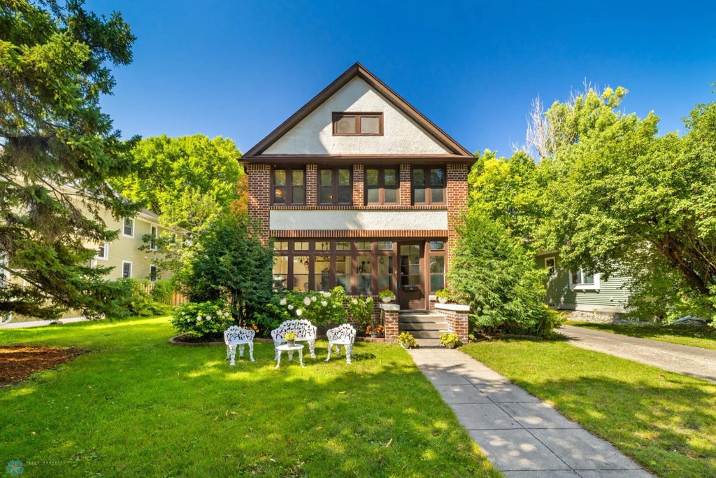 911 8th Street S, Fargo