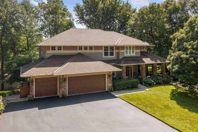 7423 Tristan Knoll, Victoria