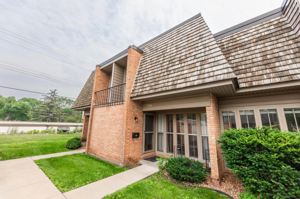 6371 Barrie Road, Edina