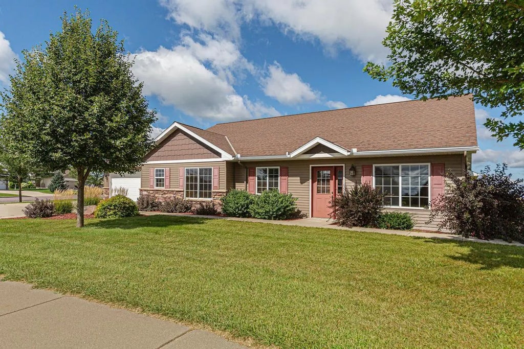 2203 Rolling Green Lane, North Mankato