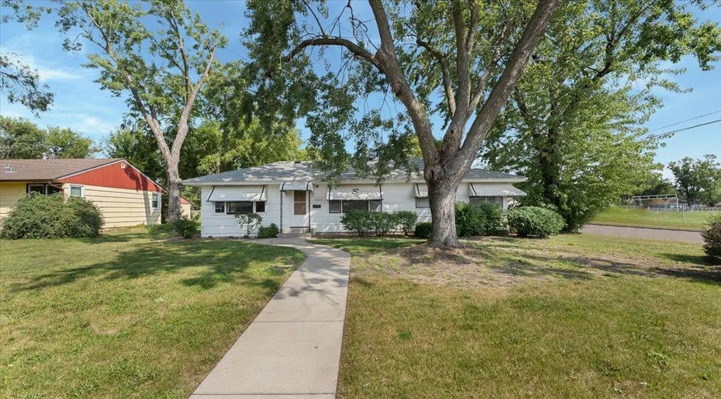 6000 Girard Avenue N, Brooklyn Center