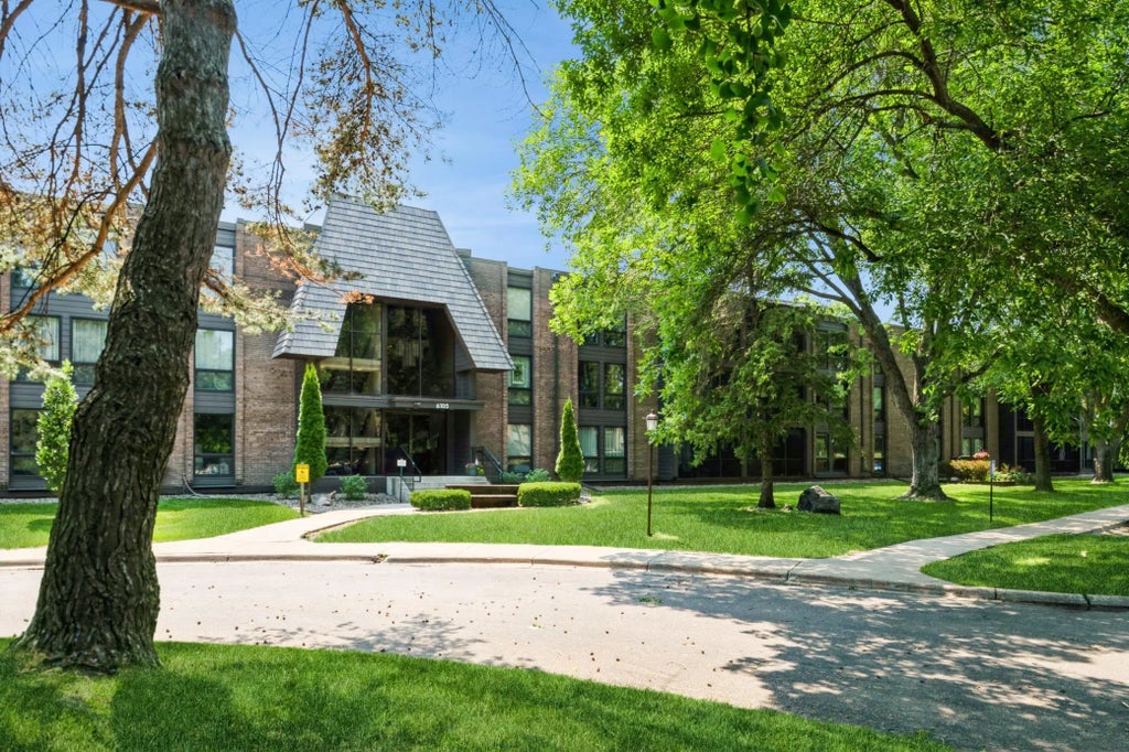 6105 Lincoln Drive 130, Edina