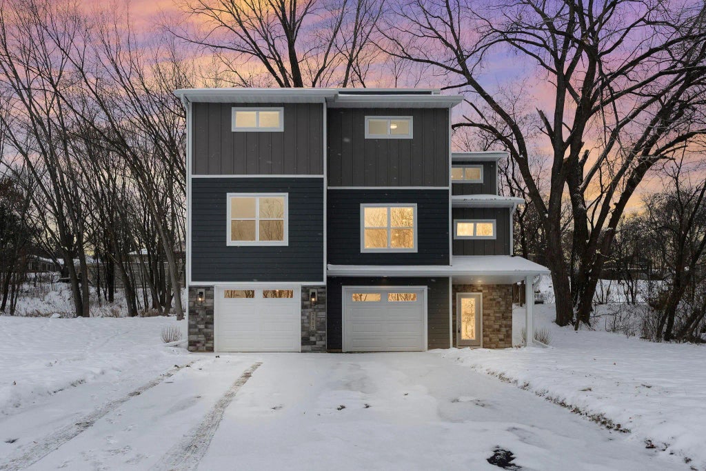 2817 Victoria Street N, Roseville