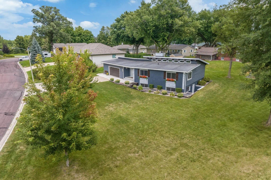 223 Oak Knoll Court, Blue Earth