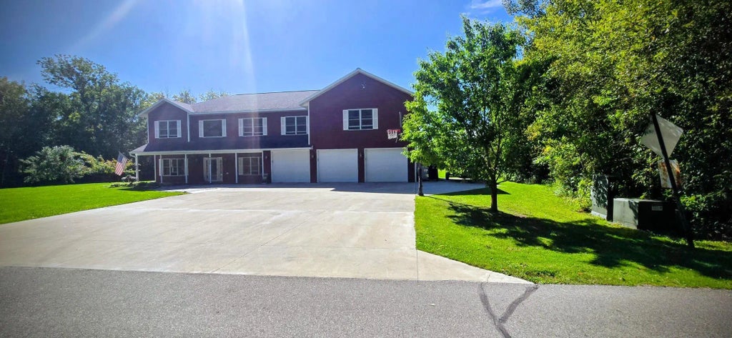 200 Oak Road, Lake Twp