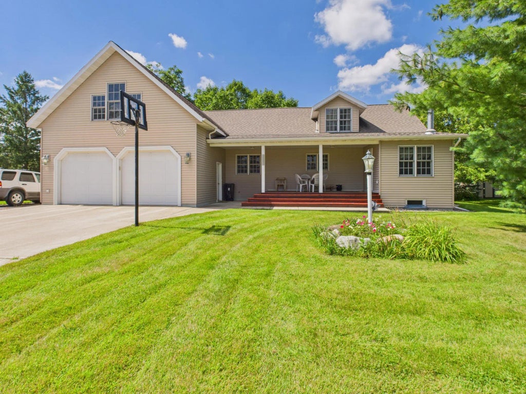 303 Muyres Avenue, Carlos