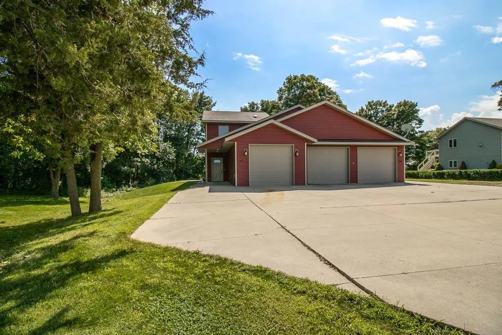 101 N Duck Lake Avenue, Madison Lake