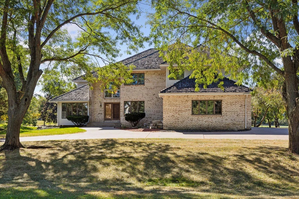 3 Hill Farm Circle, North Oaks