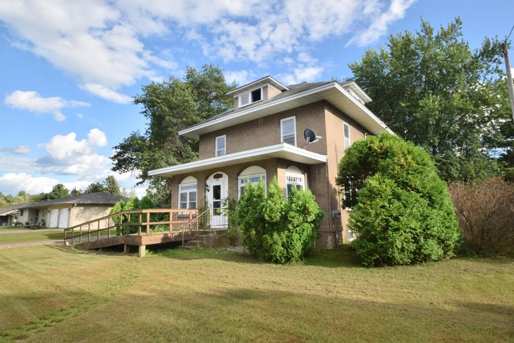 7355 Main Street E, Webster