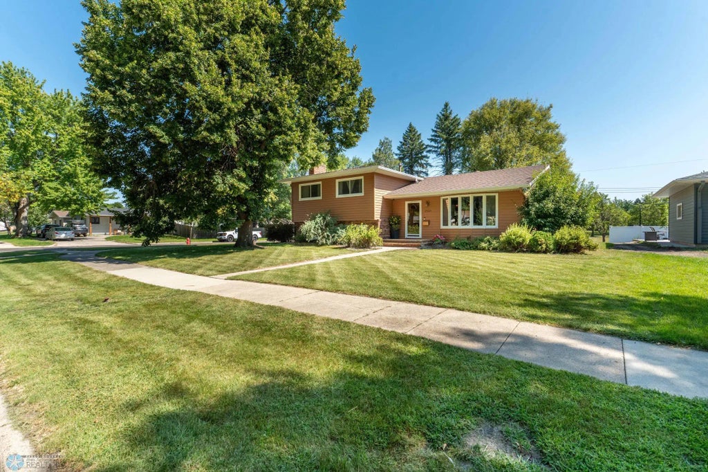 2925 Edgewood Drive N, Fargo