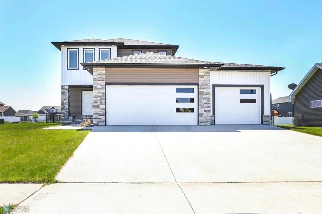 2427 Harbor Lane, West Fargo
