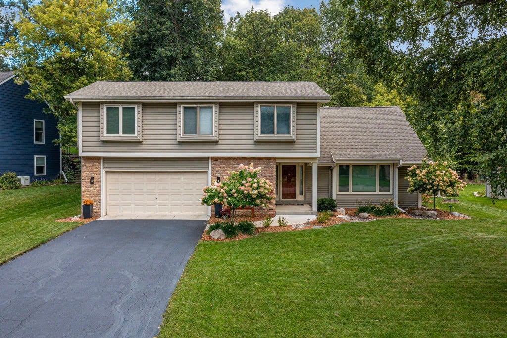 2920 Xanthus Lane N, Plymouth