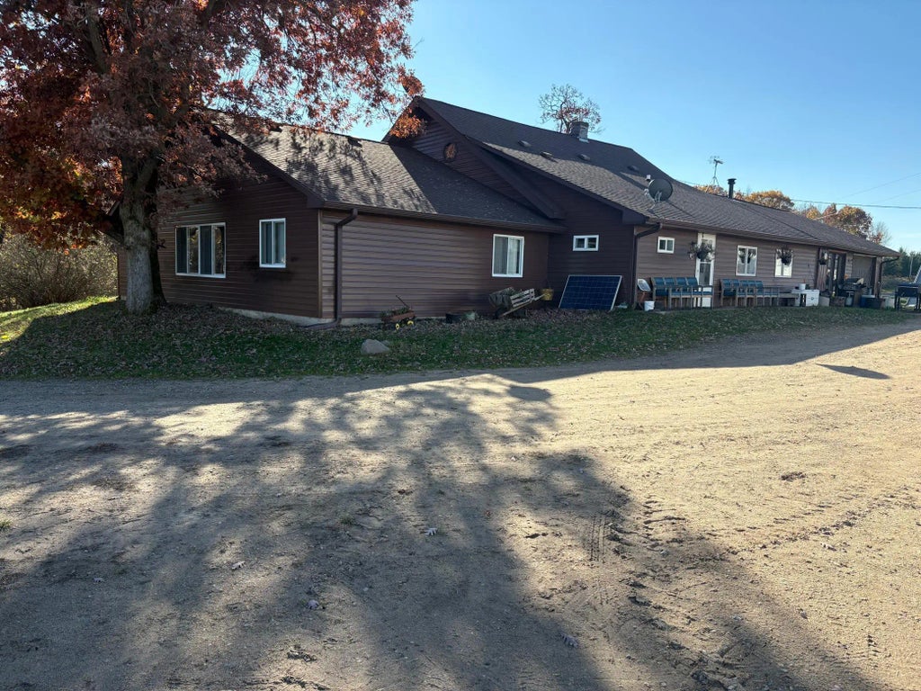 41 County Line Avenue, Clear Lake Twp