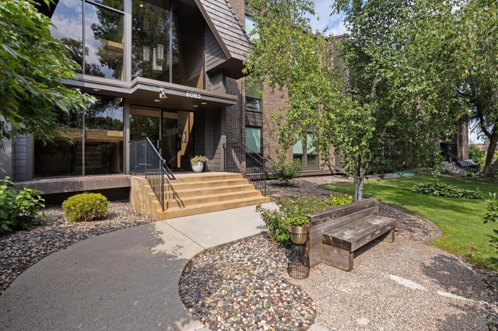 6085 Lincoln Drive 222, Edina