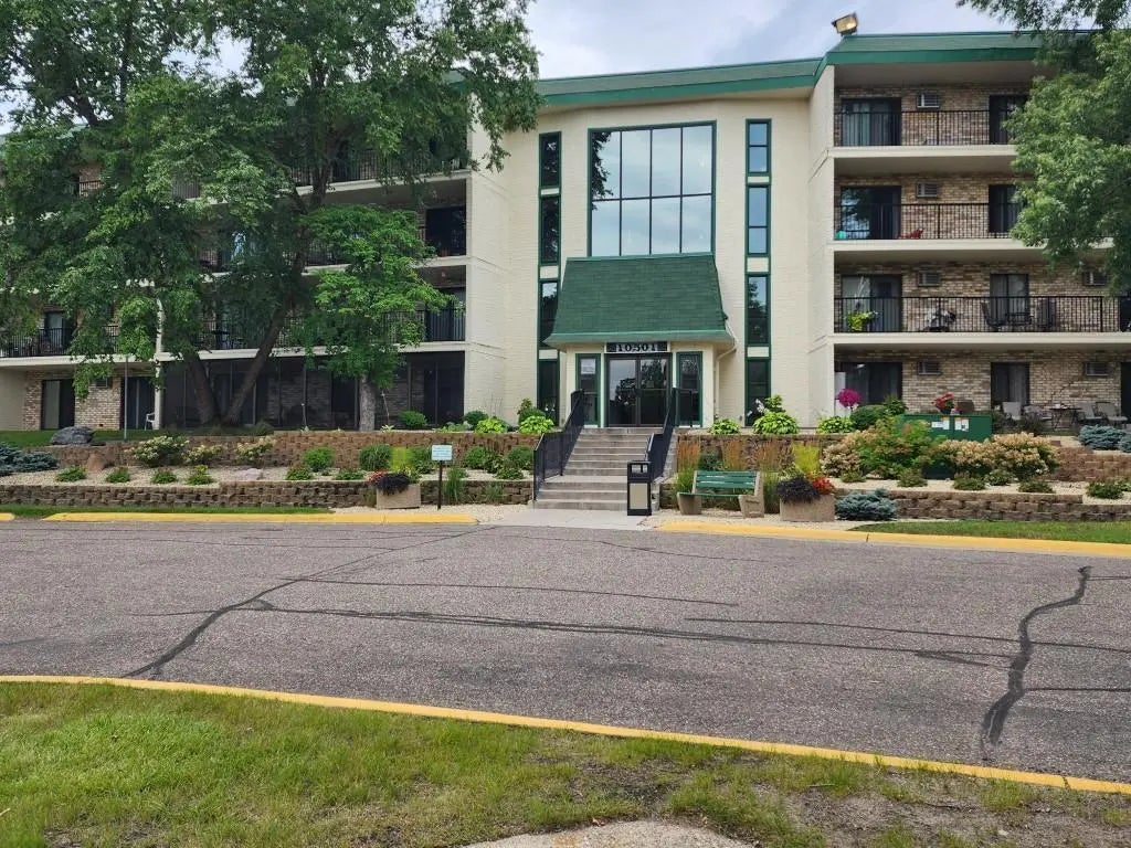 10501 Cedar Lake Road 212, Minnetonka