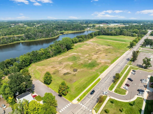 400 Maple Ave E, Mora