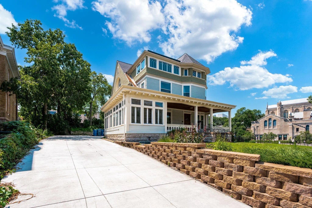 425 Oak Grove Street, Minneapolis