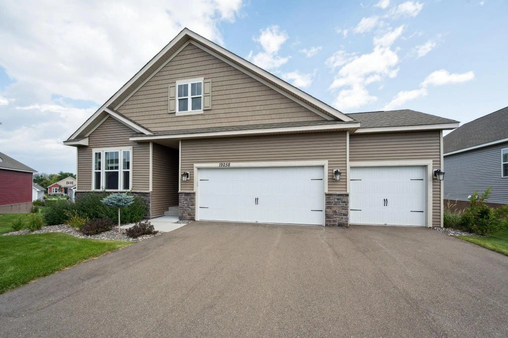 19258 Hunters Place, Rogers