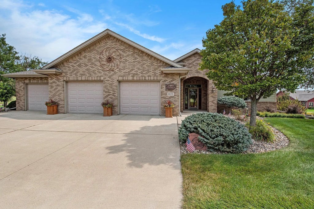 1602 Buffalo Ridge Drive, Luverne
