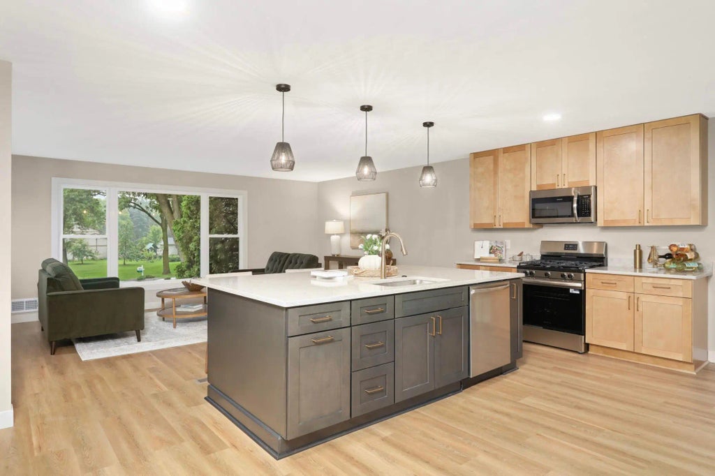 2040 Vagabond Lane N, Plymouth