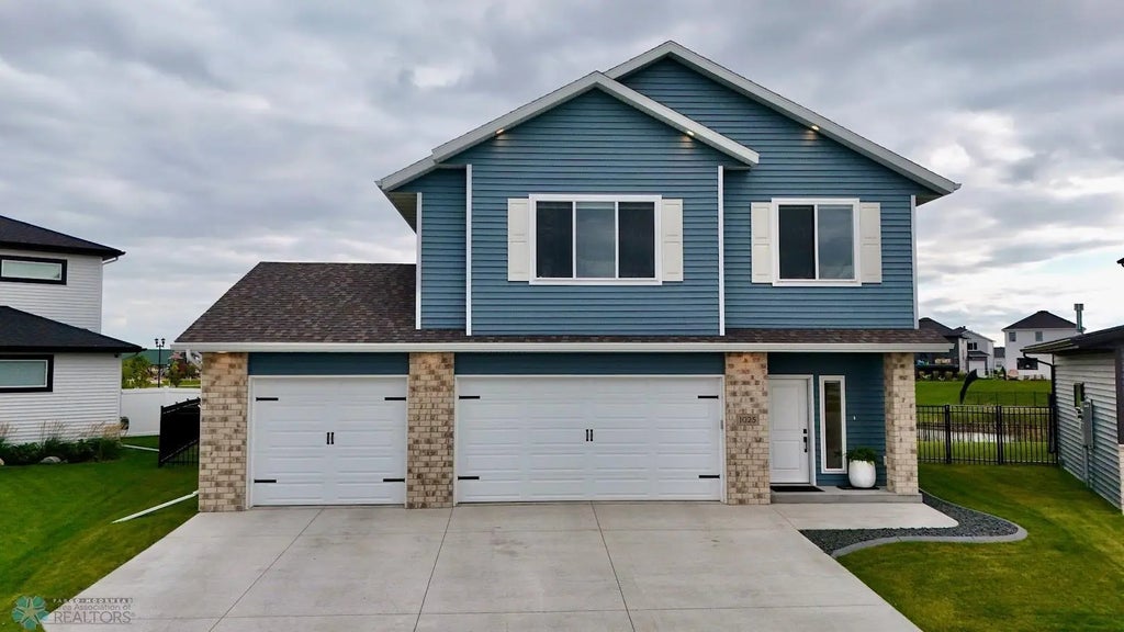 1025 Ashley Drive W, West Fargo
