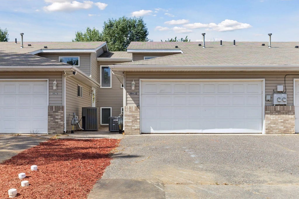 38632 Oakview Avenue, North Branch