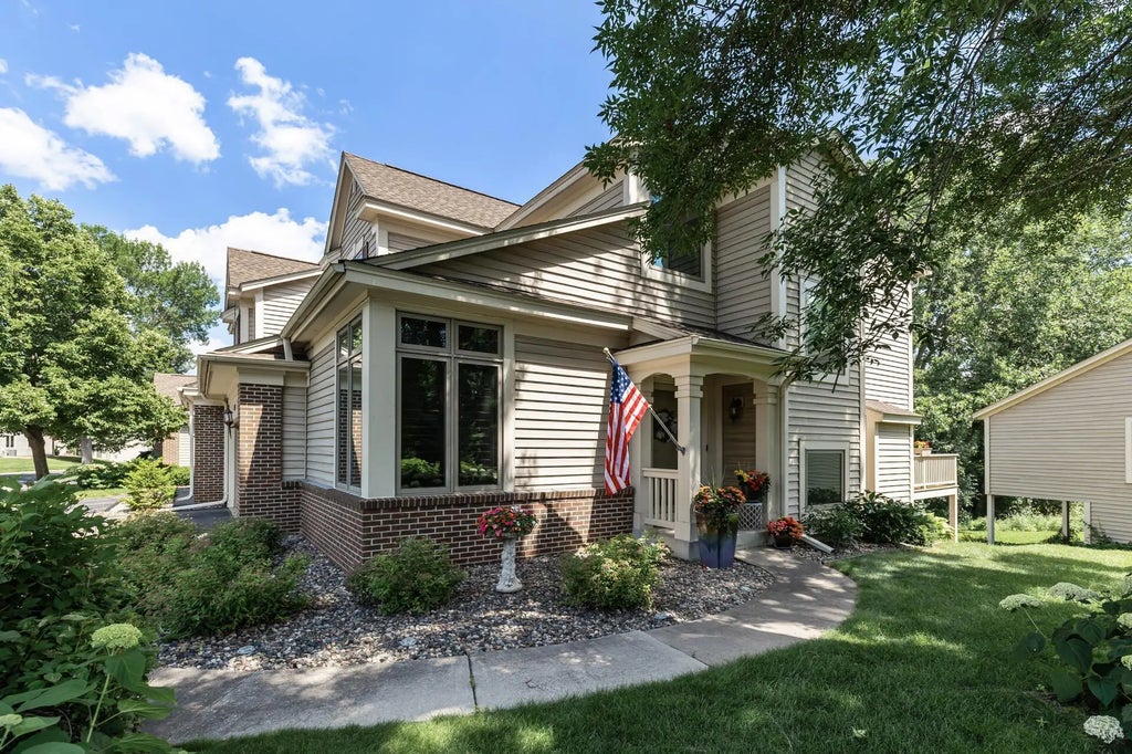 1503 Summit Shores W, Burnsville