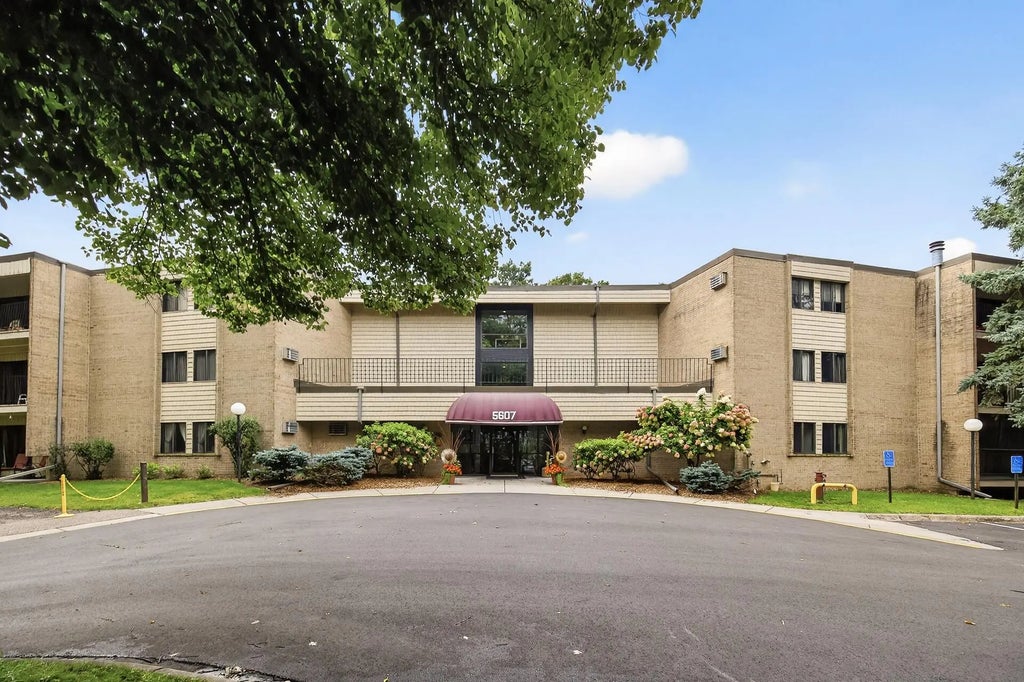 5607 Green Circle Drive 101, Minnetonka