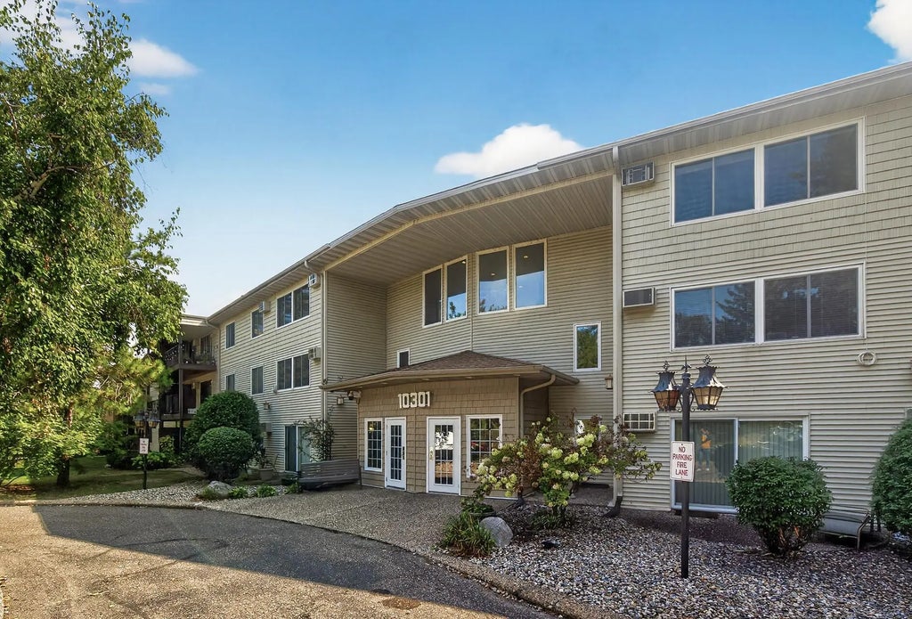 10301 Cedar Lake Road 113, Minnetonka