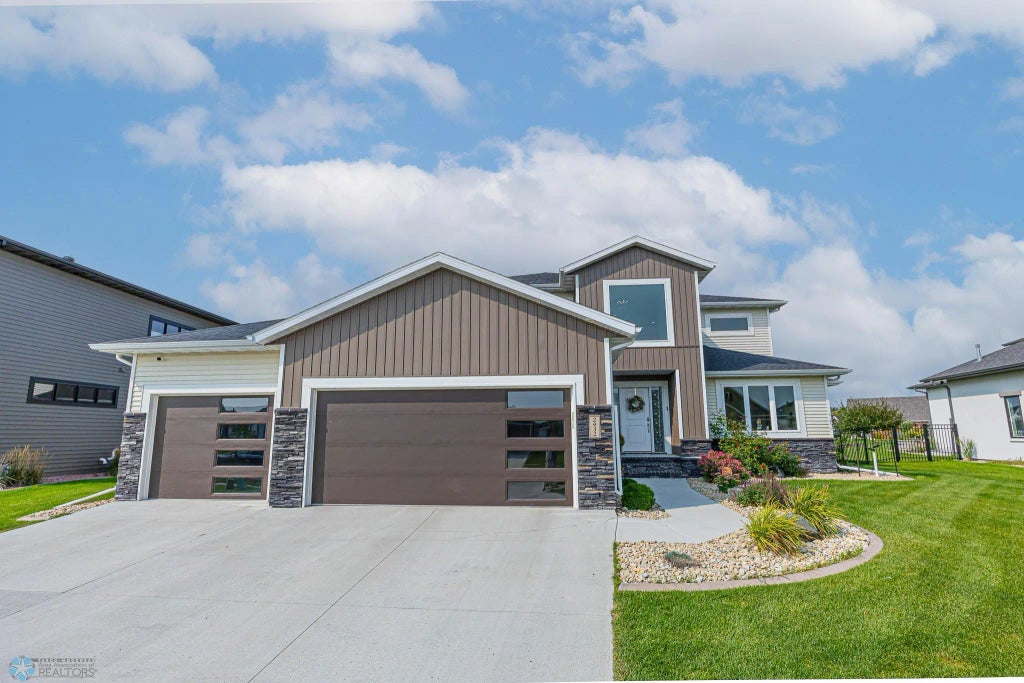 2432 Mcleod Drive E, West Fargo
