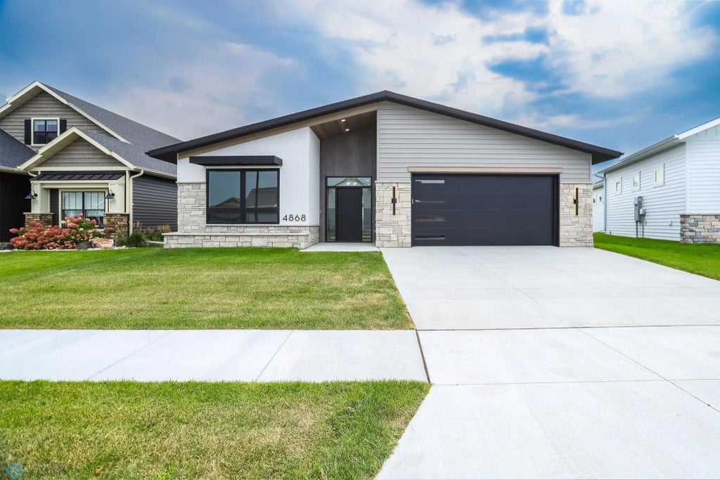 4868 Bluebell Loop S, Fargo