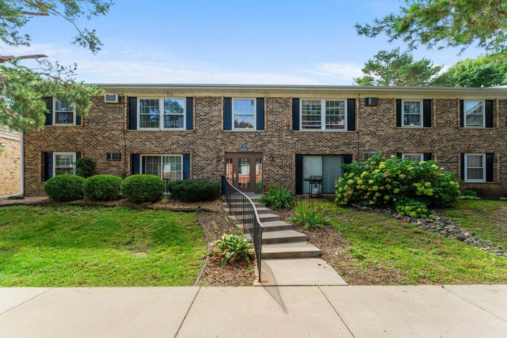 806 Old Settlers Trail 8, Hopkins